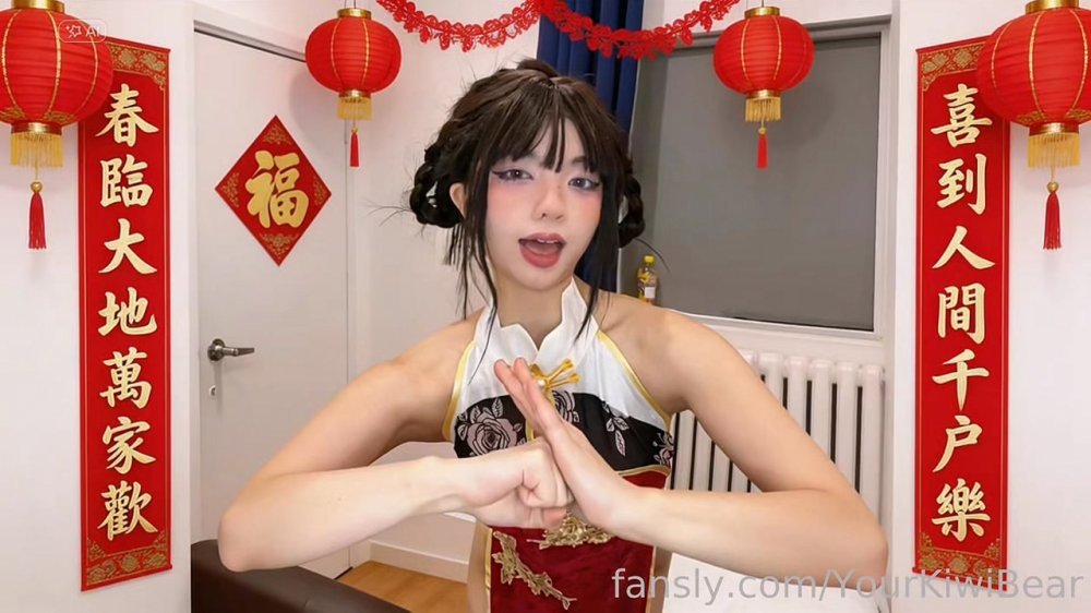 青春可愛美少女福利姬【yourkiwibear】最新作品合集，新春拜年與哥哥亂倫等多部精彩串燒[MP4/597MB]