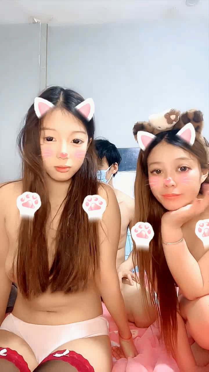黑絲露臉無毛逼兩個顏值不錯的姑娘讓小哥玩雙飛，口交大雞巴吃奶玩逼小黃瓜抽插，后入爆草浪叫不止表情好騷