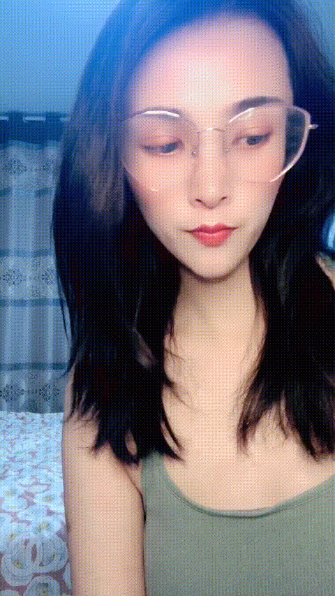 超粉嫩的裸體和蝴蝶逼 ，自慰棒玩弄陰蒂尿尿給狼友看 ，這小腰