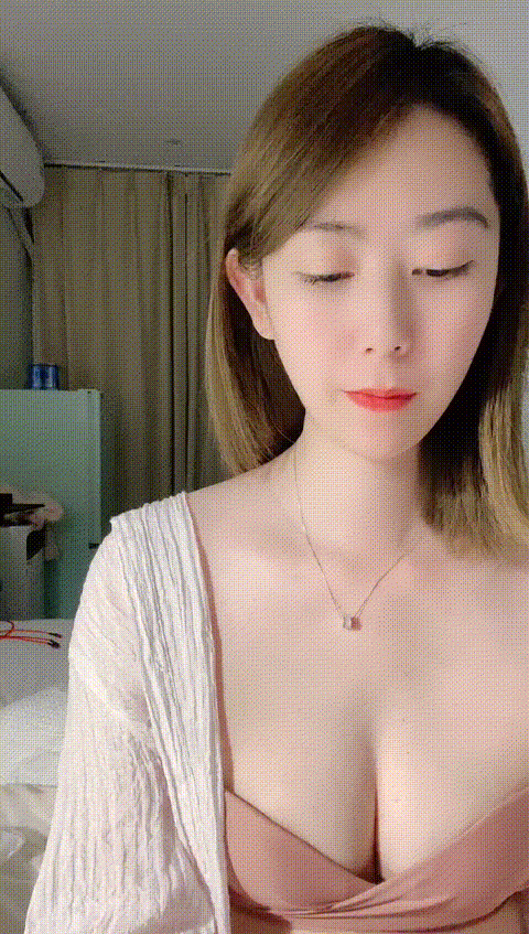 逼毛茂盛陰唇肥厚從小內內里跑了出來~！ 氣質極佳~！