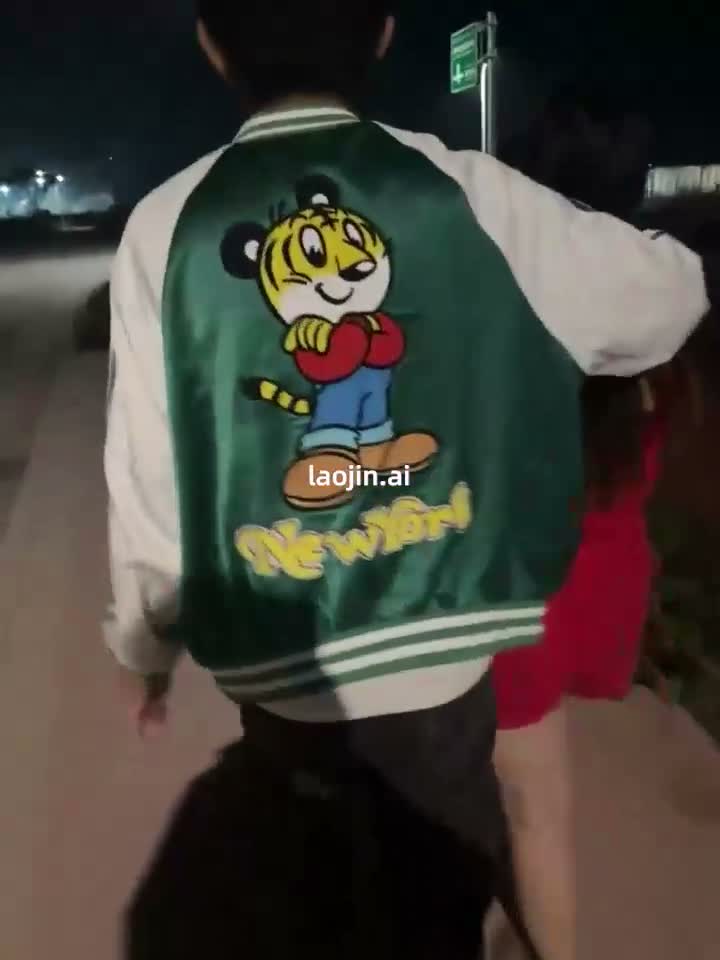 最新，深夜露出野戰， ，兩個小夥帶上一個少婦，一個嫩妹，家裡幹完到街上干，太屌了