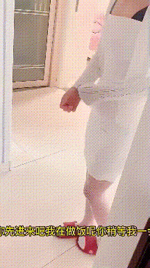 極品女鄰居饑渴難耐主動求操情趣內衣配白絲震動棒不停撫慰騷穴 她兒子瘋狂射門喊媽媽