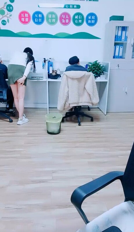 【辦公室自慰】某街道辦高顏值美女職員 跳蛋在小穴不斷積攢快感 男同事沒嗅到淫味嗎 排卵期白漿都拉絲躲廁所盡情高潮