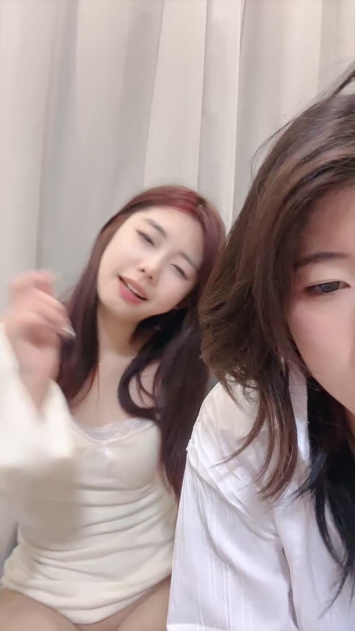 群P盛宴小藝同學一群白白嫩嫩的妹子翹起屁屁輪流插入，淫聲蕩語環繞 男人終極夢想盛宴（2）