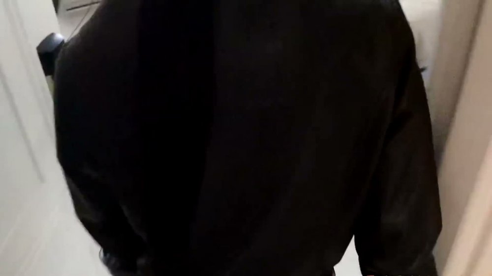 漂亮少婦 身材苗條約操大洋吊狂舔騷穴 被無套輸出 各種猛懟 嬌喘不停 差點內射