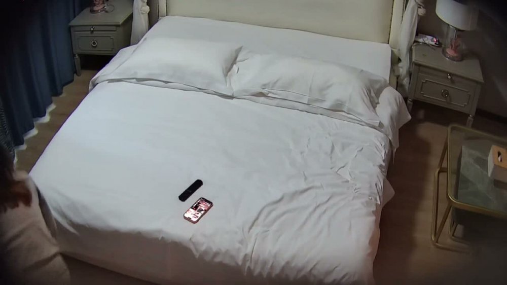 公寓酒店 1-25 眼鏡男有點東西 點妞都一次性點兩個 豐腴姐妹花穿上情趣蕾絲被雙飛