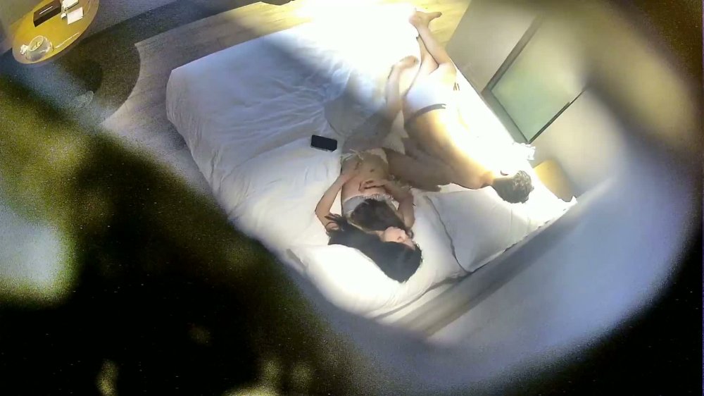 安防酒店攝像頭偷拍丸子頭小姐姐和男友開房小哥操完餓了點個外賣吃