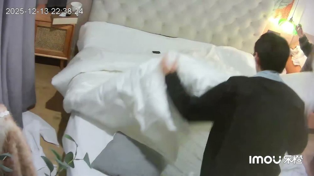 流出稀有樂橙酒店偷拍大學生情侶棕綠髮時尚校園girl和男友吵架后一炮泯恩仇