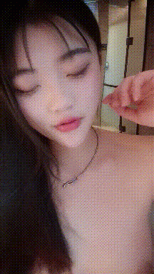 極品甜美小姐姐！ 浴缸裡激情操逼！ 跪著吸吮大屌，水中騎乘位後入，全力輸出微毛嫩穴