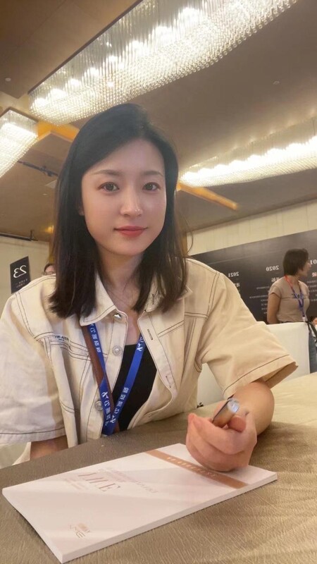 浙江顏值良家少婦家居啪啪，舔屌舔的真溫柔啊，好喜歡這樣的大姐姐，看生活照很有文化的樣子，陰蒂好肥美，愛了愛了
