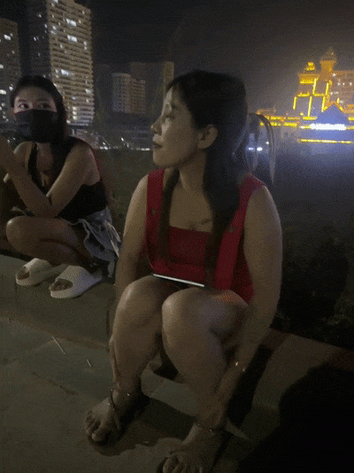 深夜露出野戰，兩個小夥酒吧出來，帶妹子往地區鑽，露臉，野外脫光啪啪狂草[MP4/496MB]