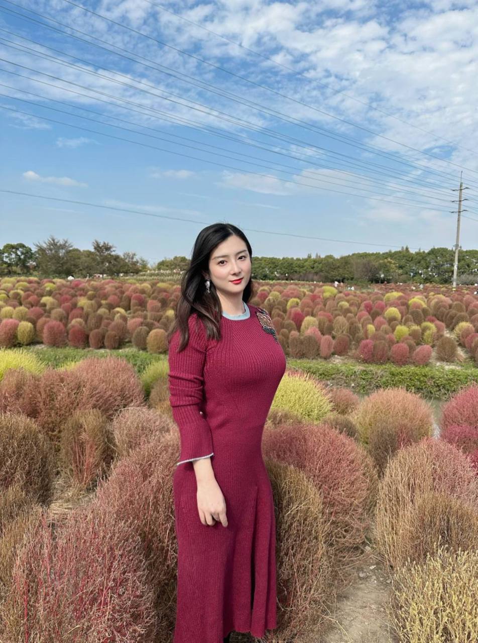 江蘇少婦李倩雯，很有福相的人妻，穿衣尤物，脫衣蕩婦，在床上騷極了16V[MP4/80MB]