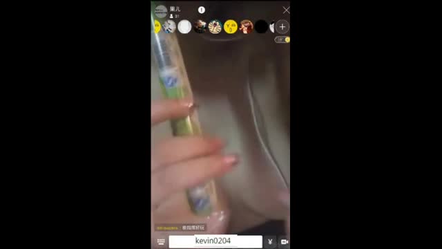 最近很夯手機的直播軟體就是有妹喜歡用來給別人晃奶又掰穴~(1)